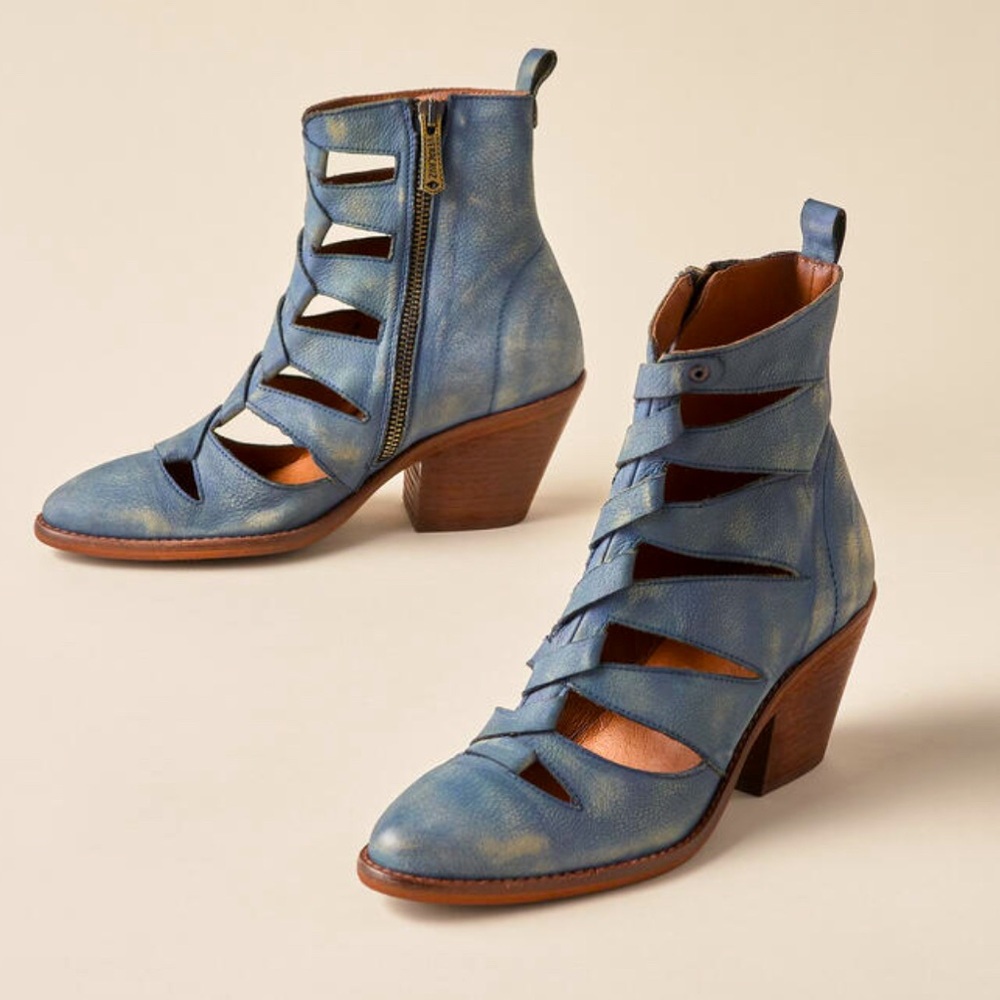 Vera Cruz “Triga Boots” in blue leather. New in Box from Sundance.